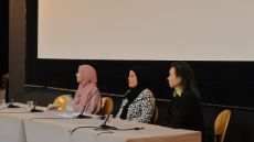 Tres ponents noies a una taula parlant del documental 